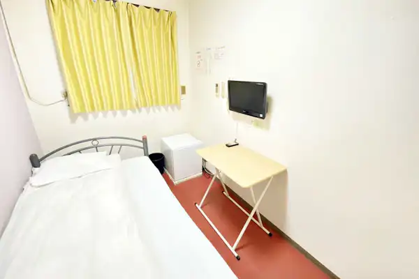Kamar Single dengan Dinding Polos