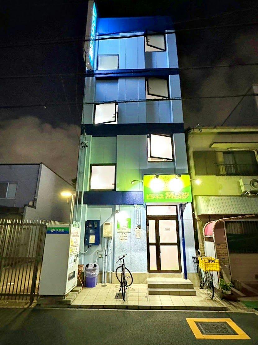 Tampilan depan dan pintu masuk pada malam hari