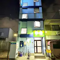 Tampilan depan dan pintu masuk pada malam hari