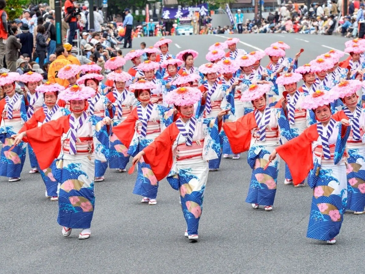 【博多どんたく】華やかな衣装で明治通りを練り歩くどんたく隊のパレードの様子