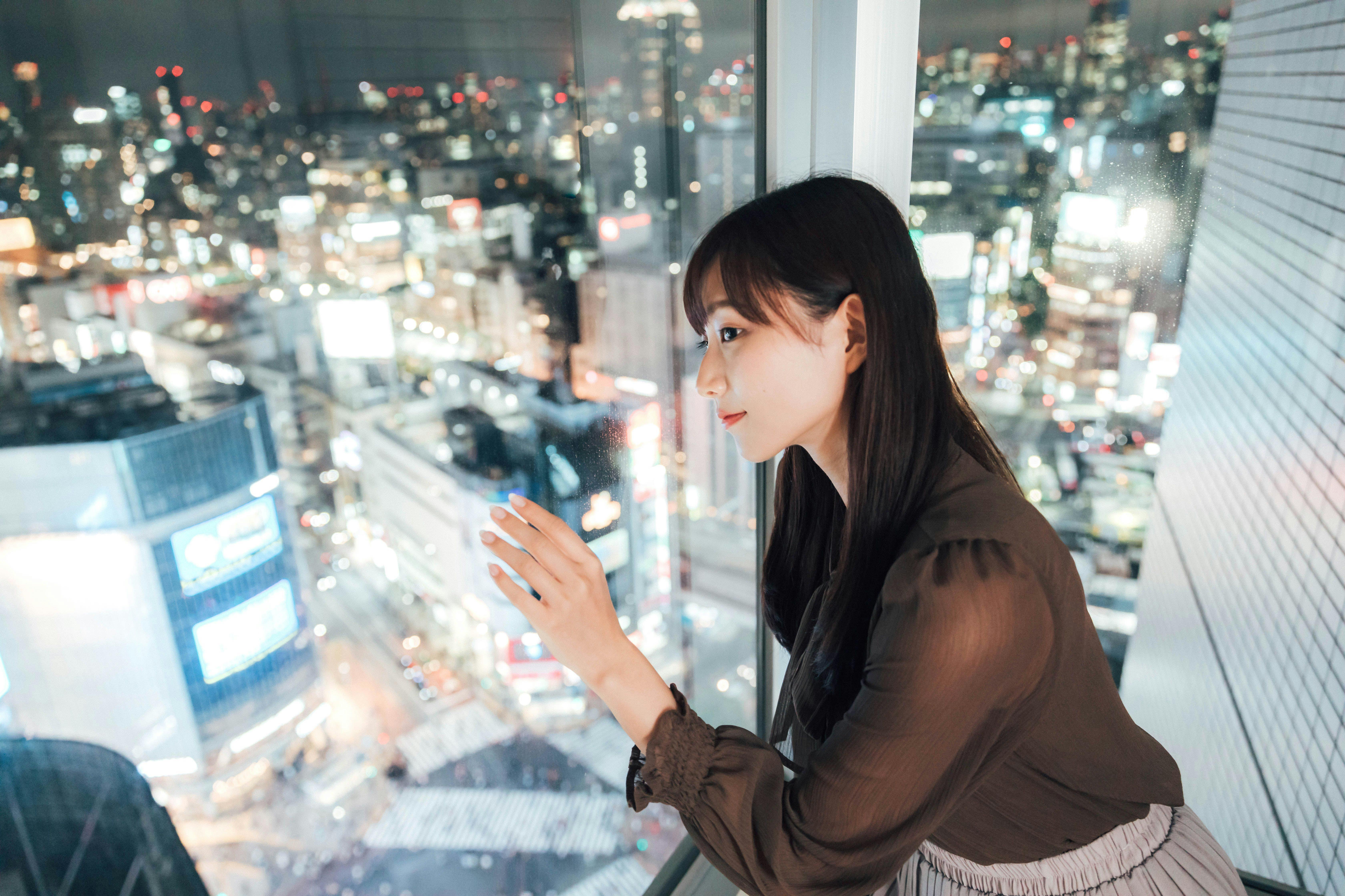 コーナーツインと夜のスクランブル交差点