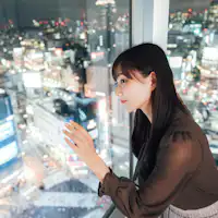 コーナーツインと夜のスクランブル交差点