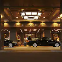 ドアマンがお客様をお出迎え