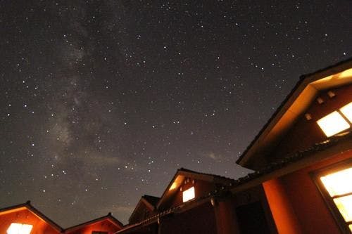 Nikmati langit penuh bintang.
