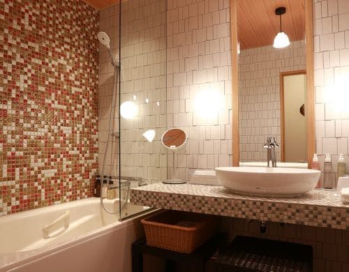 電動リクライニングベッド付の洋室です。