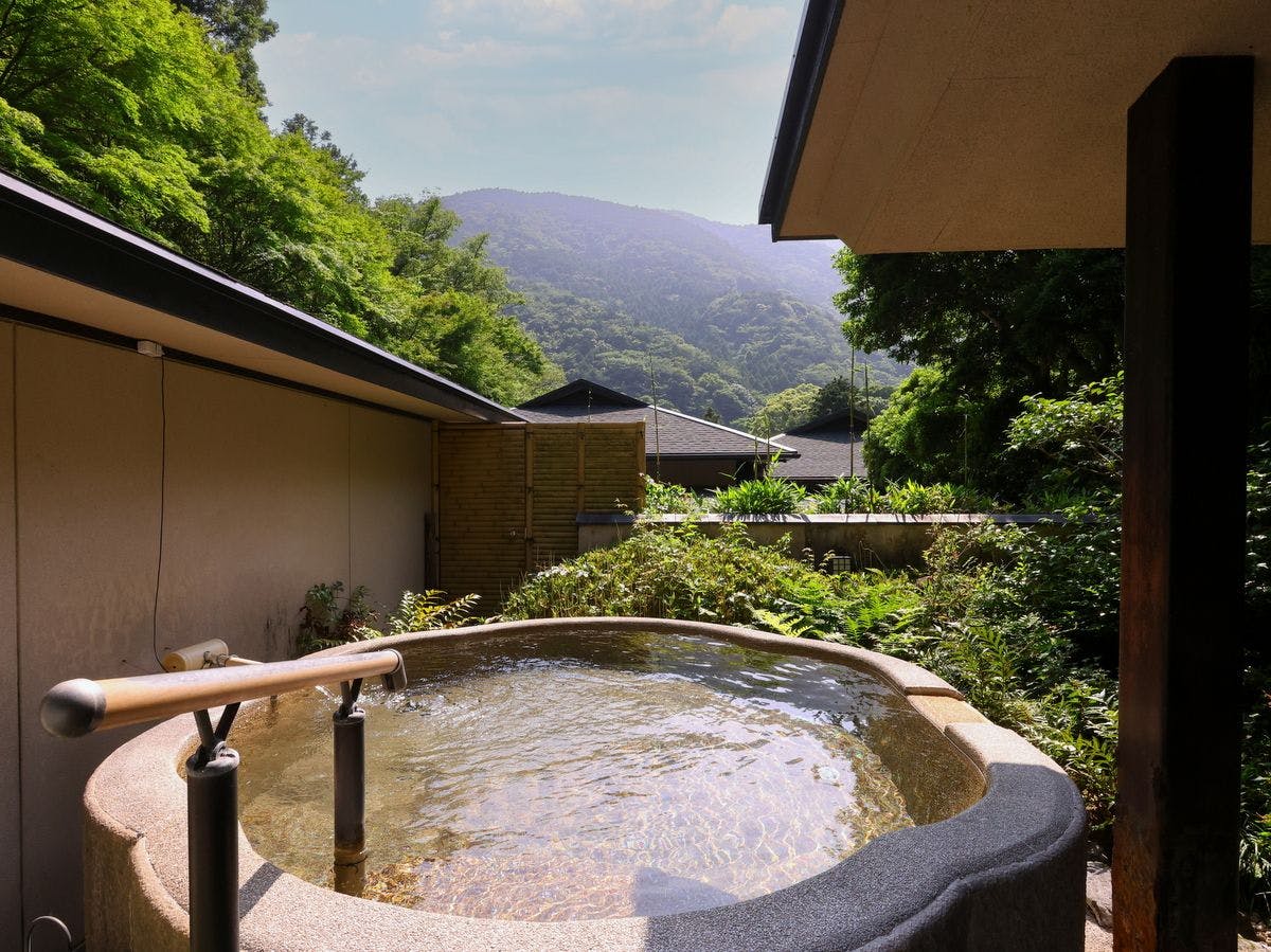 【ออนเซ็น】บ่อน้ำร้อนกลางแจ้งสำหรับผู้ชายที่ให้ความรู้สึกผ่อนคลาย