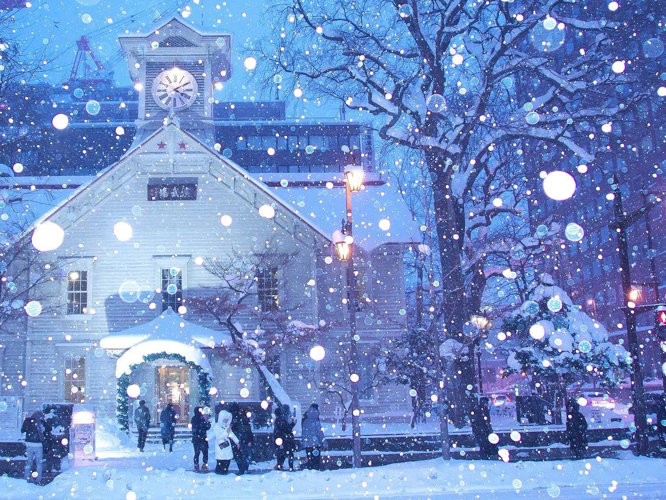 Pada malam musim sejuk, lampu dinyalakan dan apabila salji turun, suasana menjadi magis.