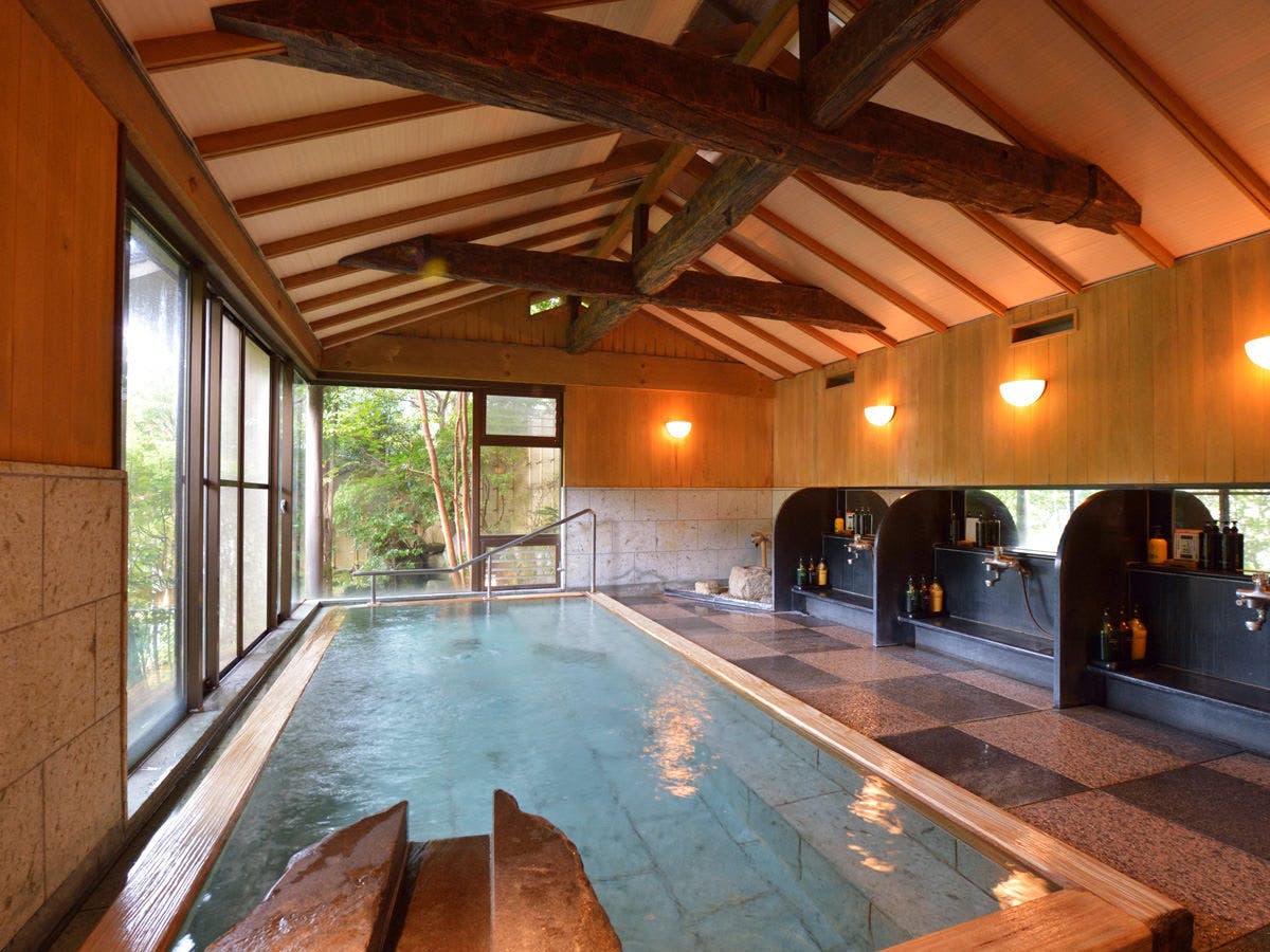 *山々を眺める檜造りの展望大浴場『金殿』