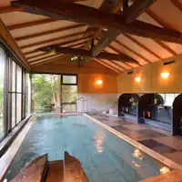 *山々を眺める檜造りの展望大浴場『金殿』