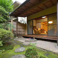 *客室一例/縁側からお庭を眺めて過ごす。