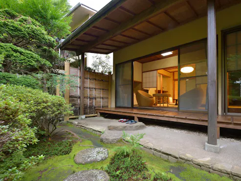 *客室一例/縁側からお庭を眺めて過ごす。