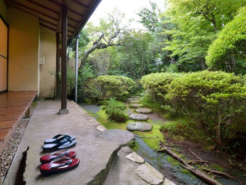 *客室一例／四季豊かな樹々や和花を鑑賞。