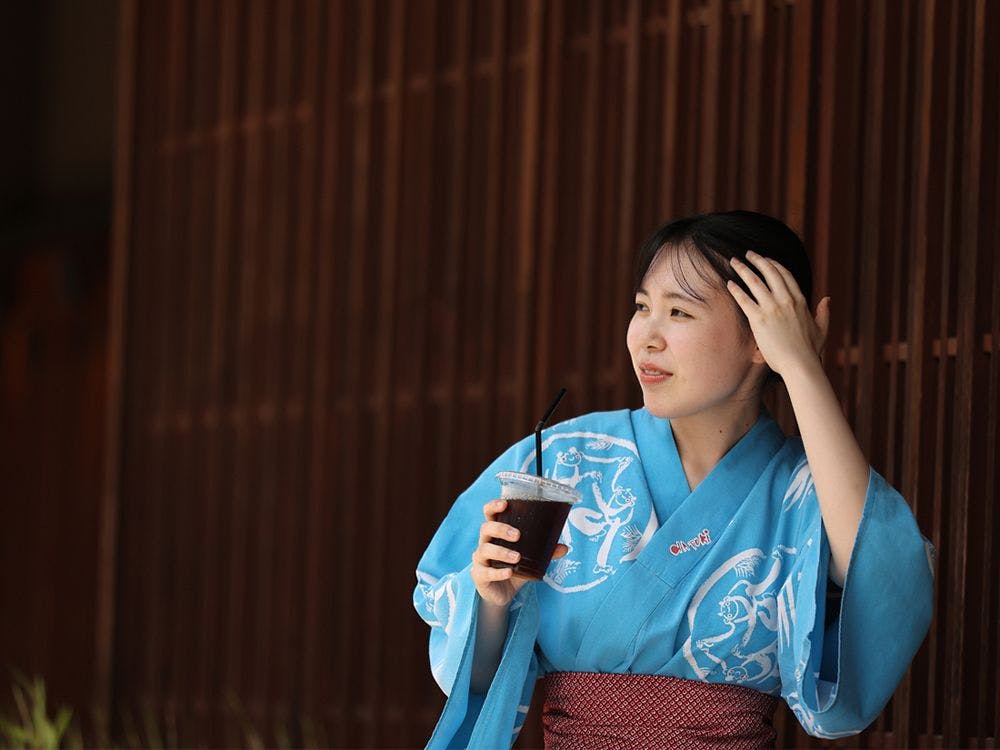 女性の浴衣は4色からお好みの色をどうぞ。