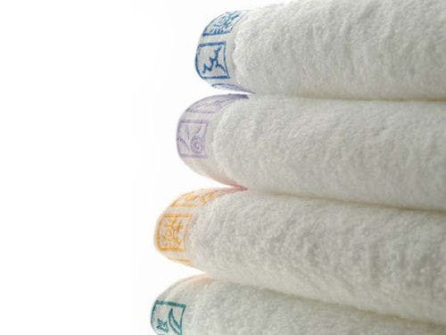 肌に触れるタオル類は識別可能に色分け