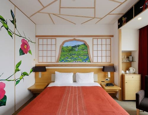 【アーティストルーム クイーン「城」】