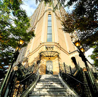 「杜の都・仙台」に佇む、緑豊かな外観