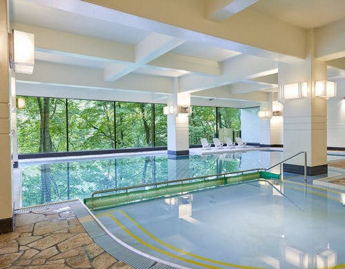 Kolam renang air hangat dalam ruangan, tersedia sepanjang tahun.