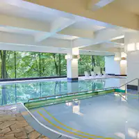 Kolam renang air hangat dalam ruangan, tersedia sepanjang tahun.