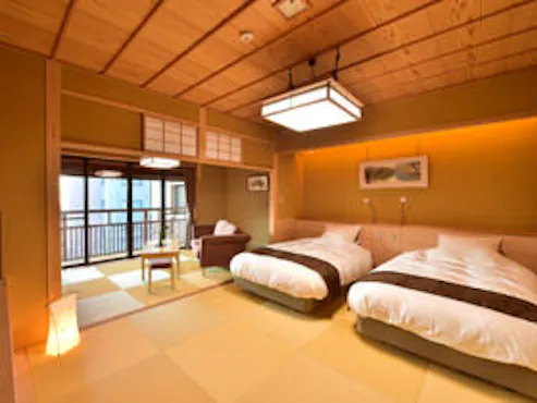 和室にツインベッドを備えたお部屋です。