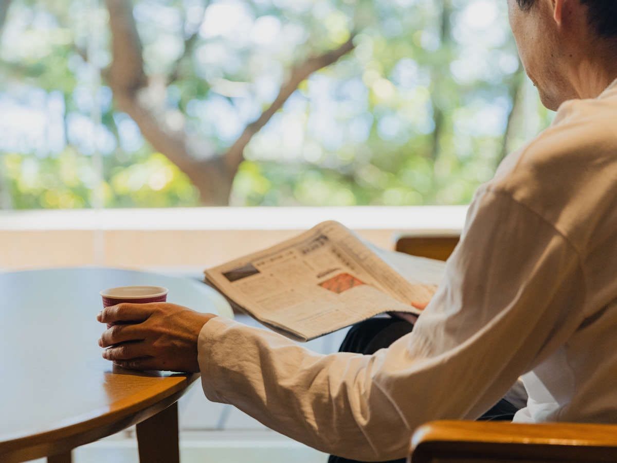 Di lounge tersedia kopi dan teh gratis.