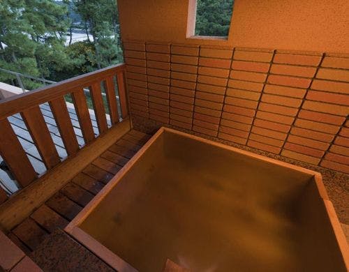 天然温泉を引いた客室の露天風呂