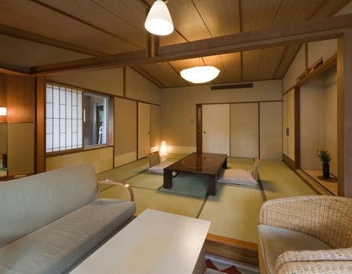 潮騒が聴こえるバルコニーでのんびりと