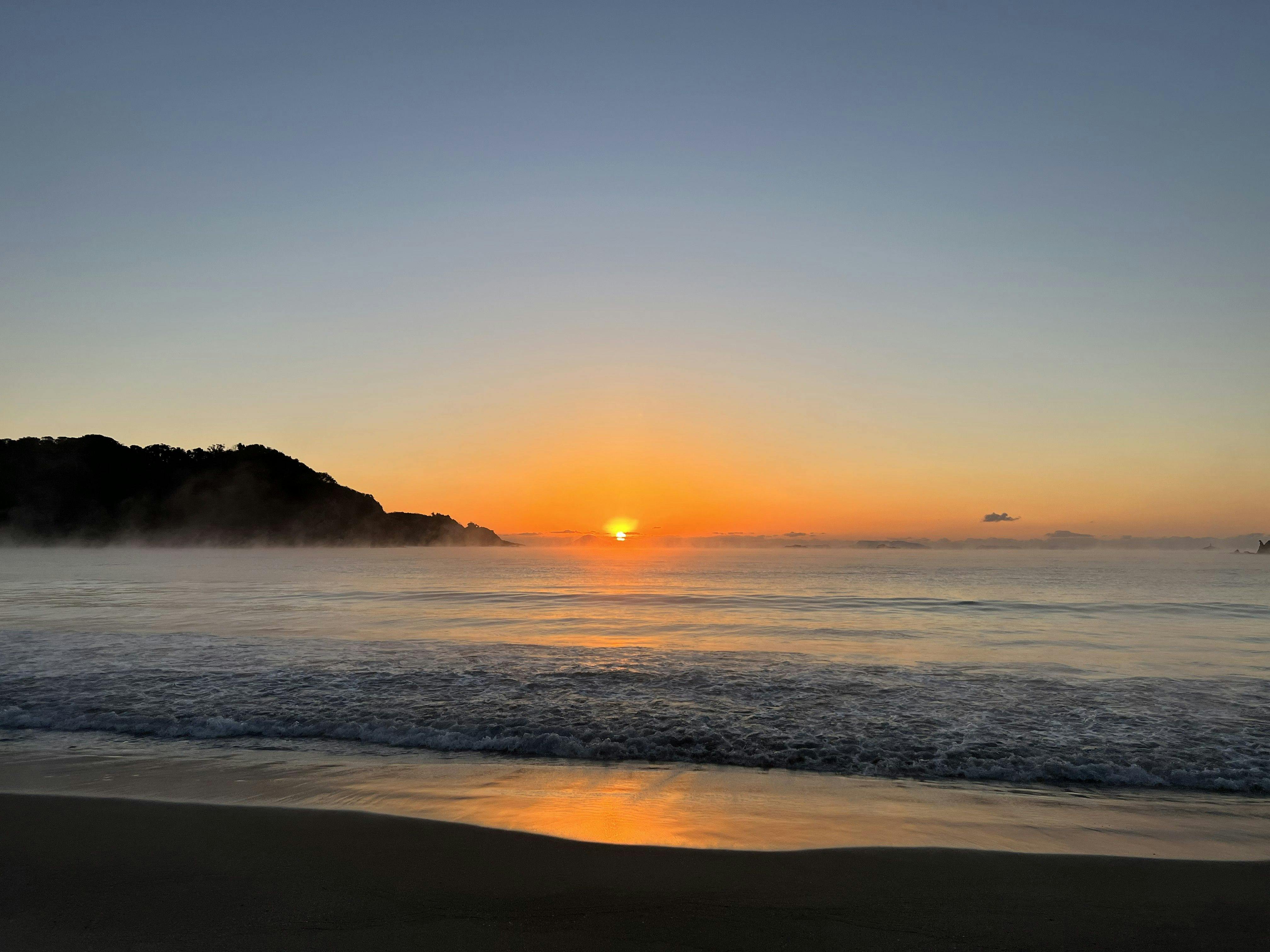 Matahari Terbit di Pantai Yumigahama