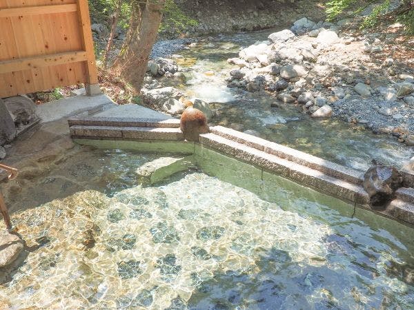谷川の清流に面した混浴露天風呂