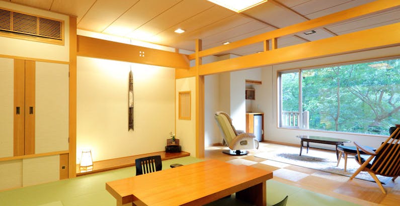 フローリングリビング付き客室 禁煙 女性に一番人気のお部屋 ガラスの洗面台やおしゃれなリビング マッサージチェア 暖炉付き客室プラン プラン 金盛館 せせらぎ 一休 Com