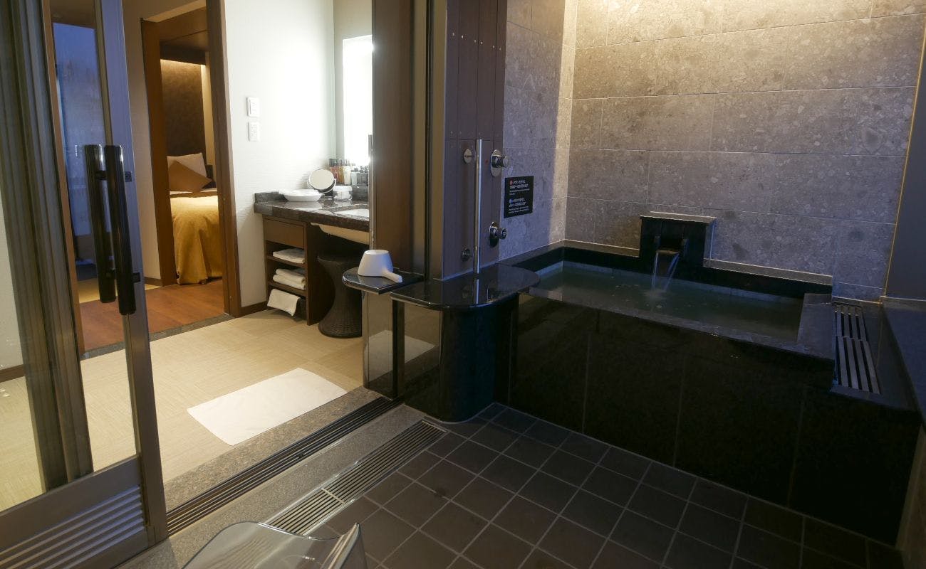【北こぶし知床 ホテル＆リゾート】温泉付ユニバーサルルーム（最大３名・60平米）客室温泉風呂