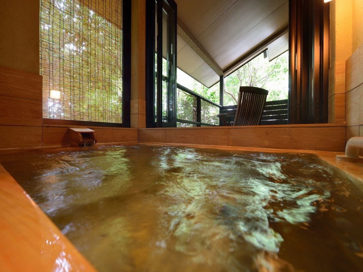 น้ำพุร้อนส่วนตัวของฉัน เพลิดเพลินคนเดียว อ่างอาบน้ำกลางแจ้งไม้ฮิโนกิในห้องพัก.