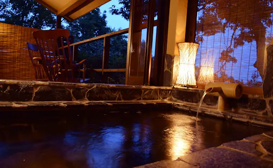 ห้องพักเงียบสงบพร้อมอ่างอาบน้ำกลางแจ้งบางส่วน