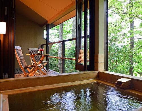 客室専用半露天風呂と緑を望むテラス