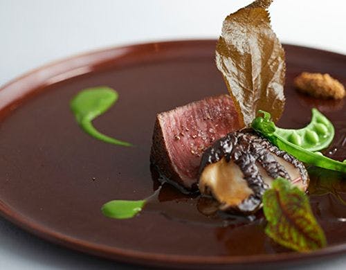 桜の葉で包み焼にした椚座牛