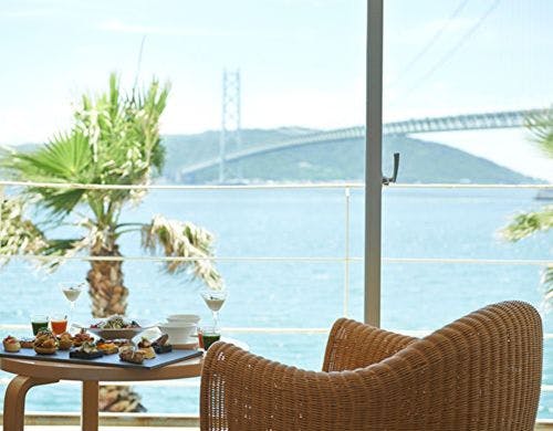 絶景を眺めながらのルームサービス朝食