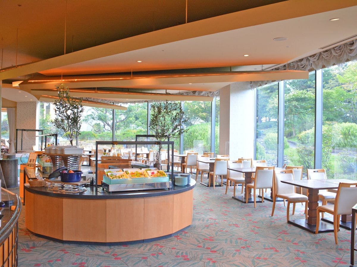 明亮的店內空間，陽光從大窗戶灑入。