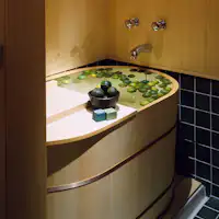 客室にある檜風呂。