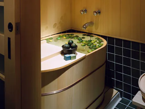 客室にある檜風呂。