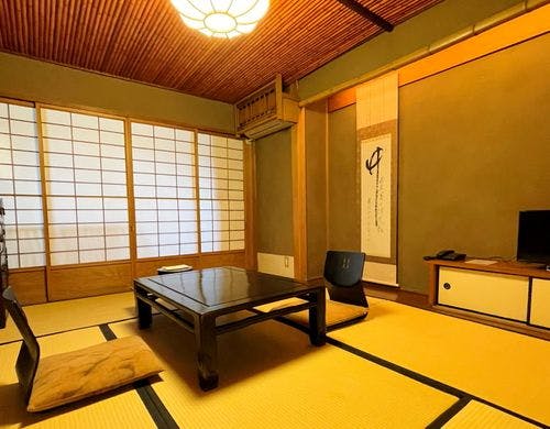 縁側付の小さな和室