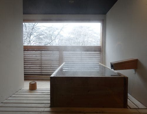 若紫の露天風呂雪景色