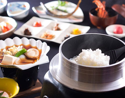 上質な香りと旨味の地元米を丁寧に釜焚きを