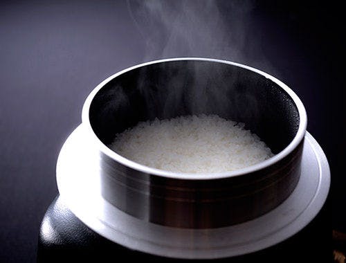 上質な香りと旨味の地元米を丁寧に釜焚き