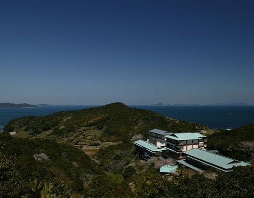 周辺は３千坪の雑木林