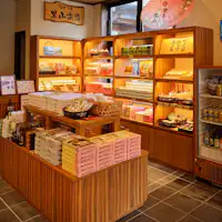 【ร้านของฝาก: ซาโตะยามะโชเต็น】