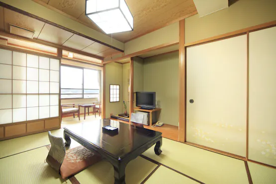 飛騨高山の町並みと山並みを望む和室の一例