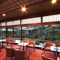 ラウンジから見る日本庭園