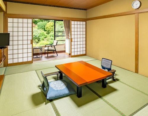 お部屋からは山側庭園がご覧いただけます