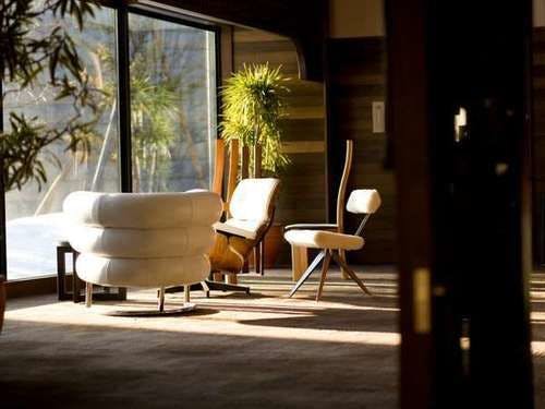 椅子のギャラリー「偶」。