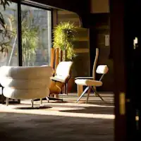 椅子のギャラリー「偶」。