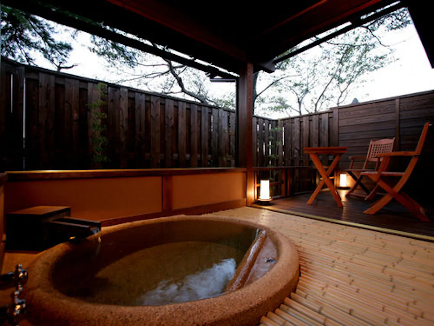 SEKIYA RESORT 別邸はる樹:屋根付きの露天風呂